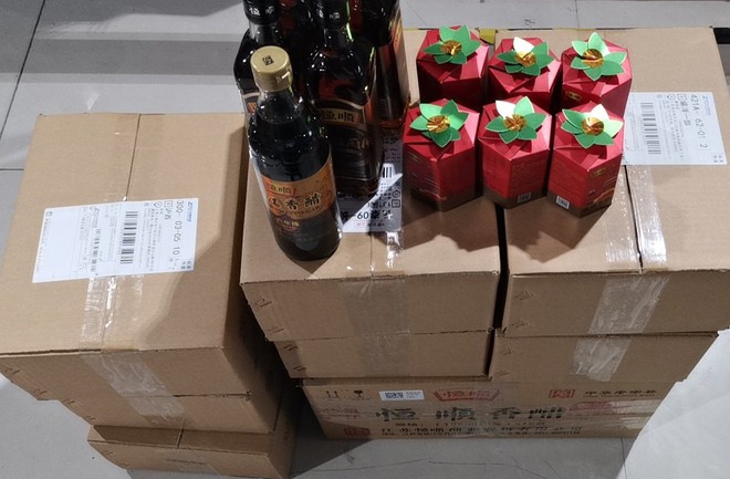 Tặng cả 10 th&ugrave;ng giấm cho bạn g&aacute;i v&agrave;o ng&agrave;y sinh nhật thanh ni&ecirc;n bị &ldquo;đ&aacute;&rdquo; lập tức, nghe xong l&yacute; do ai cũng thấy n&ecirc;n chia tay sớm bớt đau khổ! - Ảnh 1.