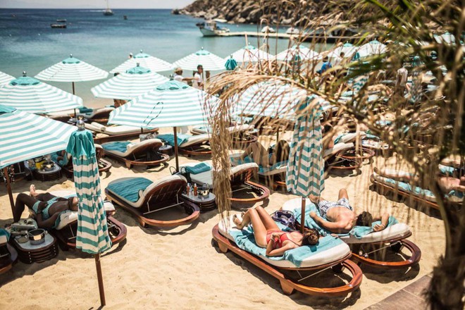 Đảo Mykonos - Thiên đường đốt tiền của giới siêu giàu: ‘Sương sương’ thuê lều nhỏ trên bãi biển thôi cũng ngốn hơn 100 triệu đồng - Ảnh 3.