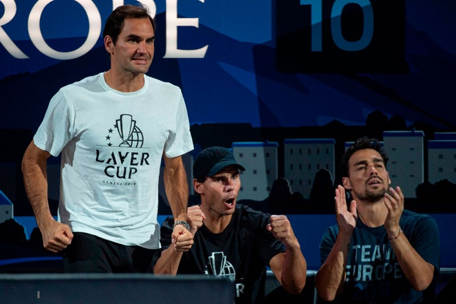 Khoảnh khắc may ra cả năm mới có 1 lần: Federer và Nadal rạng rỡ cùng nhau nâng cúp vô địch thế giới - Ảnh 2.