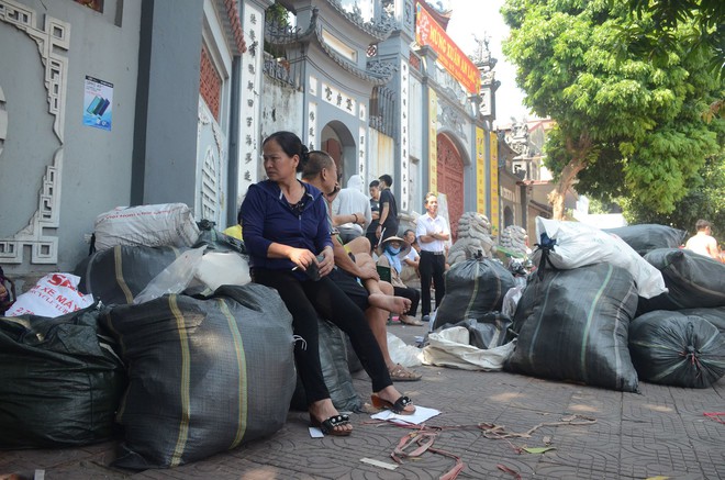 H&agrave; Nội: Ch&aacute;y h&agrave;ng loạt ki ốt tại chợ T&oacute; - Đ&ocirc;ng Anh, tiểu thương hốt hoảng &ocirc;m h&agrave;ng bỏ chạy - Ảnh 11.