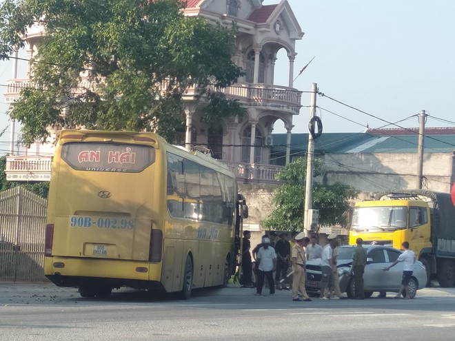 Nghệ An: Hàng chục hành khách kêu la khi xe gặp tai nạn liên hoàn - Ảnh 1.