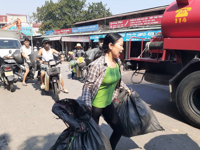 Hà Nội: Cháy hàng loạt ki ốt tại chợ Tó - Đông Anh, tiểu thương hốt hoảng ôm hàng bỏ chạy - Ảnh 3.