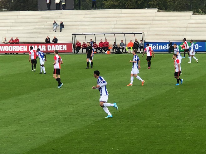 Đoàn Văn Hậu lần đầu đá chính cho SC Heerenveen, gây ấn tượng với pha cắt bóng chuẩn không cần chỉnh - Ảnh 2.