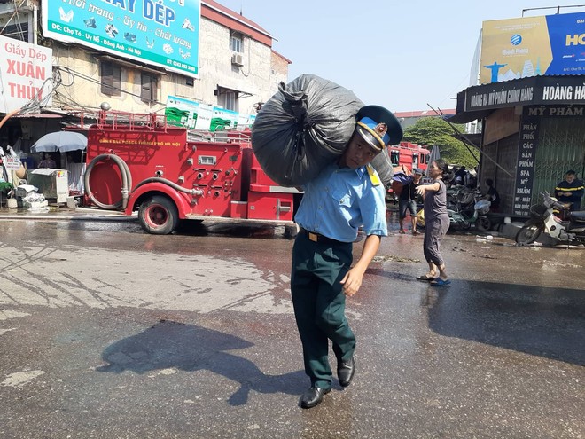 Hà Nội: Cháy hàng loạt ki ốt tại chợ Tó - Đông Anh, tiểu thương hốt hoảng ôm hàng bỏ chạy - Ảnh 6.