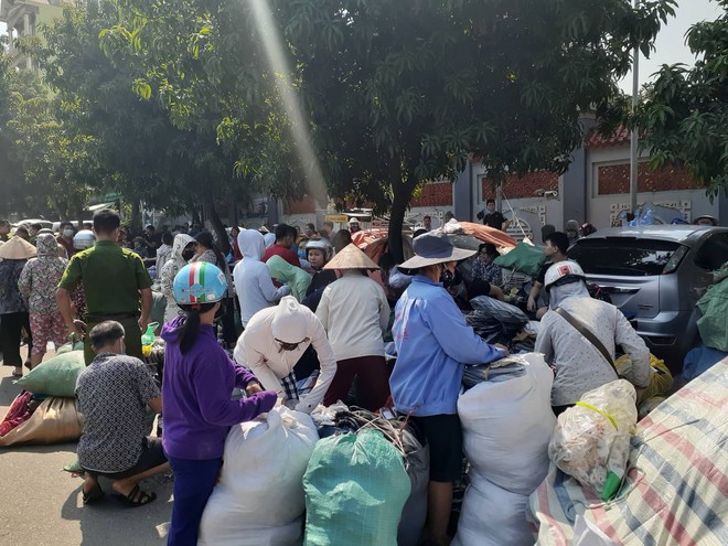 Hà Nội: Cháy hàng loạt ki ốt tại chợ Tó - Đông Anh, tiểu thương hốt hoảng ôm hàng bỏ chạy - Ảnh 4.