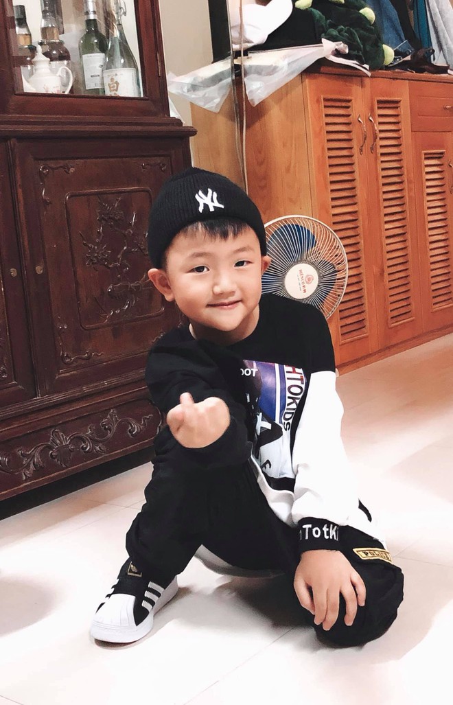L&ecirc;n đồ tạo v&agrave;i d&aacute;ng sương sương cho mẹ chụp, con trai Thu Quỳnh được khen hết lời v&igrave; đ&aacute;ng y&ecirc;u hết phần người kh&aacute;c - Ảnh 3.
