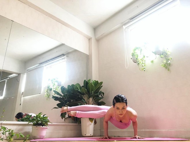 Chuyên trị những tư thế yoga khó nhằn, bảo sao vóc dáng Sĩ Thanh lại nét căng đến vậy - Ảnh 10.