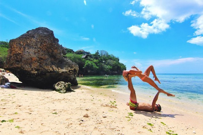 Sợ phải đi tù vì ăn cơm trước kẻng, du khách đua nhau hủy du lịch ở đảo Bali - Ảnh 1.