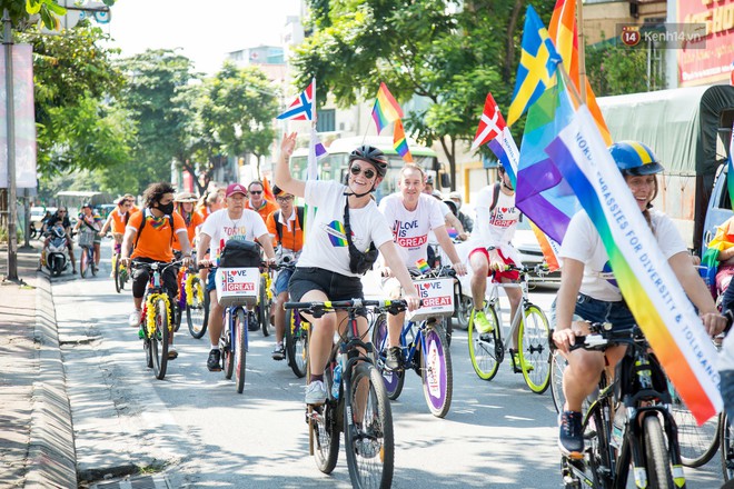 Cộng đồng LGBT+ tại Việt Nam được g&igrave; sau mỗi m&ugrave;a Pride? - Ảnh 2.