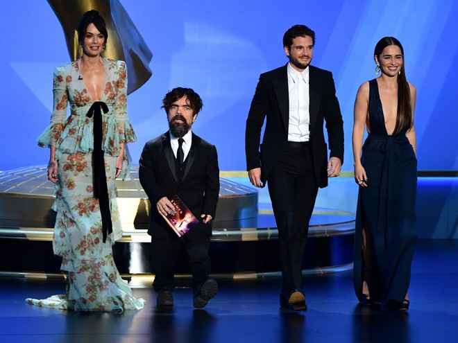 Emmy 2019: Diễn viên đồng tính làm nên lịch sử, Game of Thrones tạm hài lòng với 2 tượng vàng - Ảnh 1.