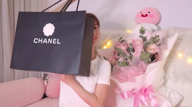 Rút kinh nghiệm từ vụ hàng fake để đời, Huỳnh Phương tặng hẳn túi Chanel hơn 100 triệu để Sĩ Thanh đập hộp - Ảnh 1.