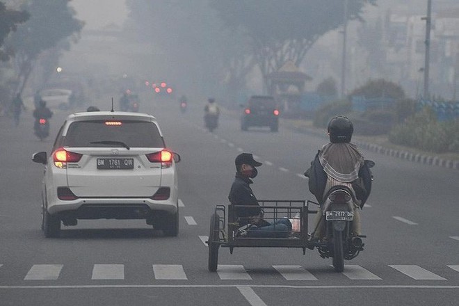  Indonesia: Chất lượng không khí của thủ đô khói mù xuống thấp kỷ lục  - Ảnh 1.