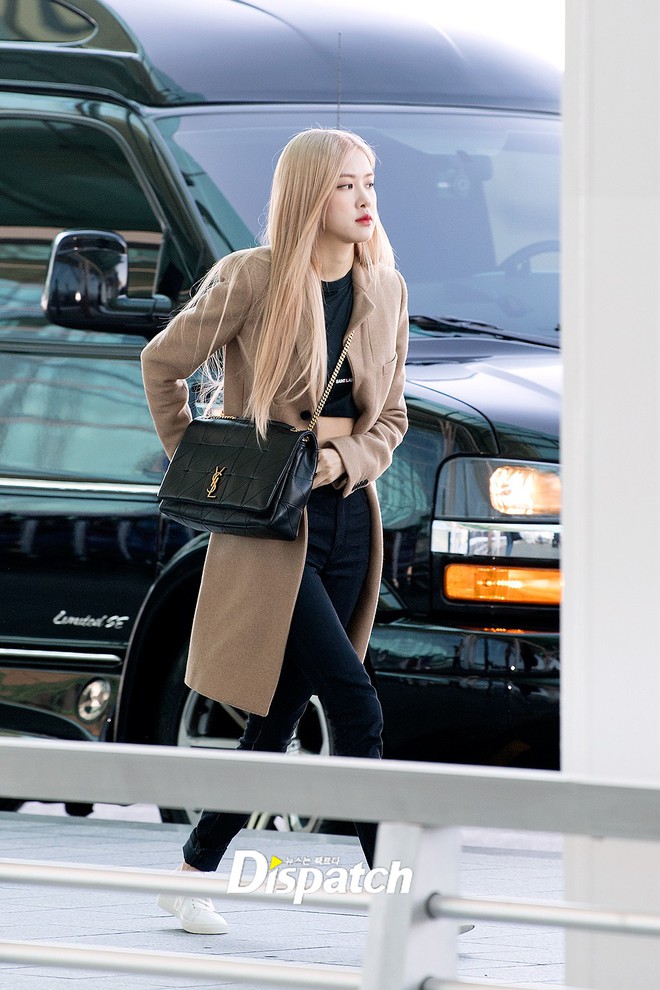 Màn đọ sắc xuất thần gây bão sân bay: Rosé (BLACKPINK) đẹp đỉnh cao, làm lu mờ cả Suzy và chân dài cực chất - Ảnh 1.