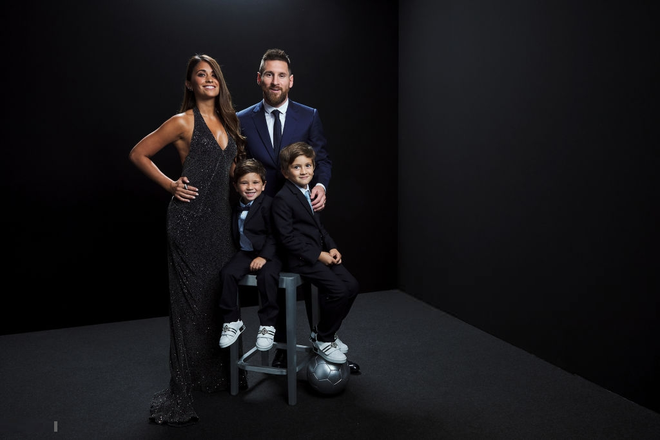 Cậu hai nhà Messi gây sốt với biểu cảm cực đáng yêu khi cha đang nhận giải thưởng cao quý, chiếm trọn spotlight của buổi lễ - Ảnh 3.