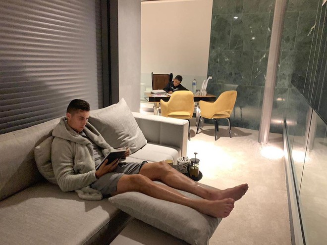 Trong ng&agrave;y Messi bảnh bao nhận giải, Ronaldo bất ngờ vắng mặt v&igrave; nh&agrave; bao việc lại n&oacute;i một c&acirc;u khiến ai cũng phải suy nghĩ - Ảnh 1.