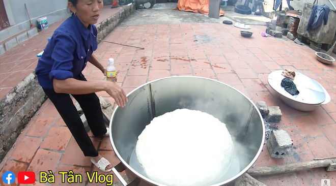 Bánh bao siêu to khổng lồ hiệu Bà Tân Vlog: vỏ dày cộp, vỏn vẹn ít nhân mà còn dính như chưa chín nhưng vẫn cứ là ngon bá cháy với đàn cháu - Ảnh 7.