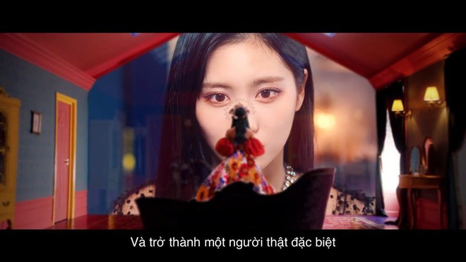 Giải mã ẩn ý MV mới của TWICE: Scandal hẹn hò của Jihyo, bức ảnh gây tranh cãi của Sana và cả sự cố lộ ảnh của Chaeyoung đều được đưa vào? - Ảnh 18.