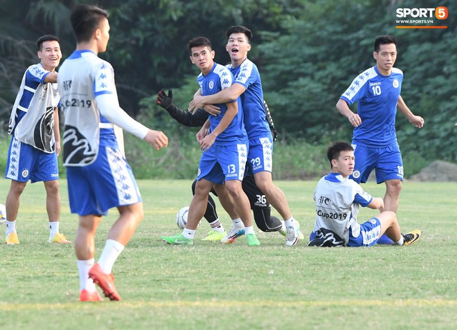 Duy Mạnh hài hước chơi xấu đồng đội, Văn Kiên tiu nghỉu vì bị thầy bẻ còi - Ảnh 5.