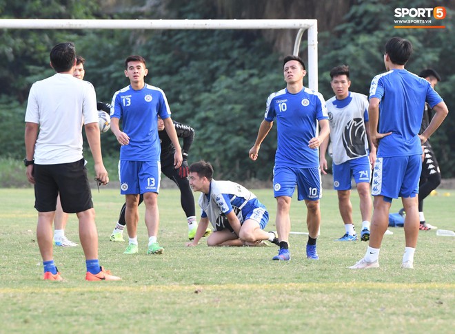 Duy Mạnh hài hước chơi xấu đồng đội, Văn Kiên tiu nghỉu vì bị thầy bẻ còi - Ảnh 7.