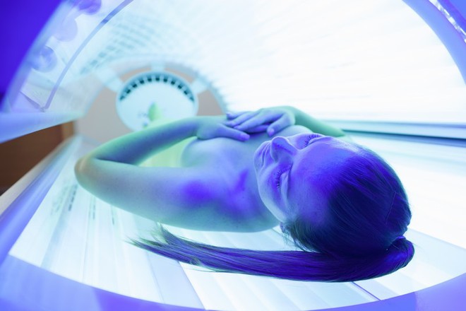 Sử dụng giường phơi nắng 6 lần/tuần, mẹ 2 con mắc bệnh ung thư phải gh&eacute;p da từ tr&aacute;n xuống mũi - Ảnh 3.