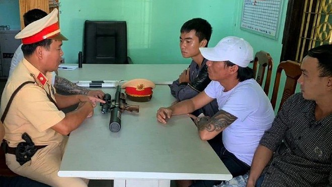 R&uacute;t s&uacute;ng đe dọa v&igrave; kh&ocirc;ng được nhường đường - Ảnh 1.
