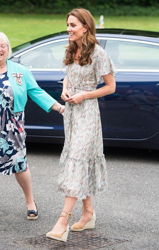 Chọn giày đế xuồng hóa ra là nước cờ thông minh của chị em dâu Kate - Meghan dù Nữ hoàng Anh có kỳ thị item này đi chăng nữa - Ảnh 1.