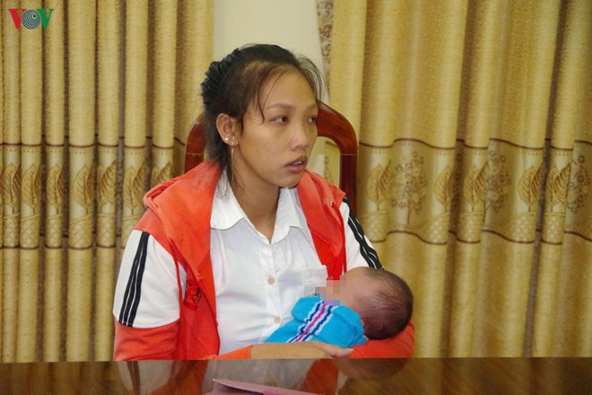 Bắt đối tượng b&aacute;n con đẻ của m&igrave;nh qua bi&ecirc;n giới với gi&aacute; 40 triệu đồng - Ảnh 1.