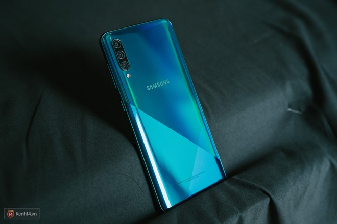 Trải nghiệm nhanh Samsung Galaxy A30s: Mặt lưng chuyển m&agrave;u, cảm biến dưới m&agrave;n h&igrave;nh, cấu h&igrave;nh đủ d&ugrave;ng - Ảnh 13.