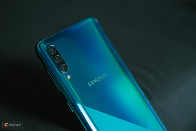 Trải nghiệm nhanh Samsung Galaxy A30s: Mặt lưng chuyển m&agrave;u, cảm biến dưới m&agrave;n h&igrave;nh, cấu h&igrave;nh đủ d&ugrave;ng - Ảnh 11.