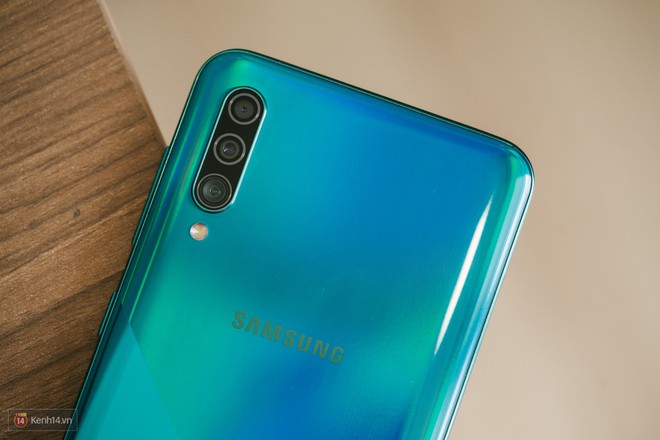 Trải nghiệm nhanh Samsung Galaxy A30s: Mặt lưng chuyển m&agrave;u, cảm biến dưới m&agrave;n h&igrave;nh, cấu h&igrave;nh đủ d&ugrave;ng - Ảnh 12.