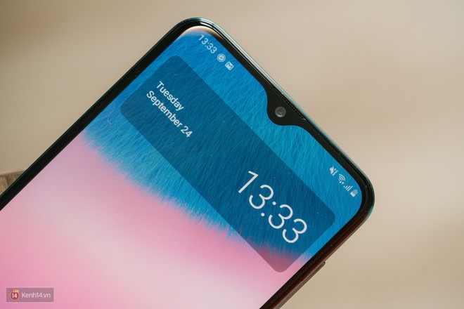Trải nghiệm nhanh Samsung Galaxy A30s: Mặt lưng chuyển m&agrave;u, cảm biến dưới m&agrave;n h&igrave;nh, cấu h&igrave;nh đủ d&ugrave;ng - Ảnh 7.