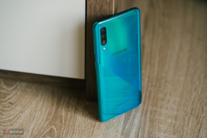 Trải nghiệm nhanh Samsung Galaxy A30s: Mặt lưng chuyển m&agrave;u, cảm biến dưới m&agrave;n h&igrave;nh, cấu h&igrave;nh đủ d&ugrave;ng - Ảnh 2.