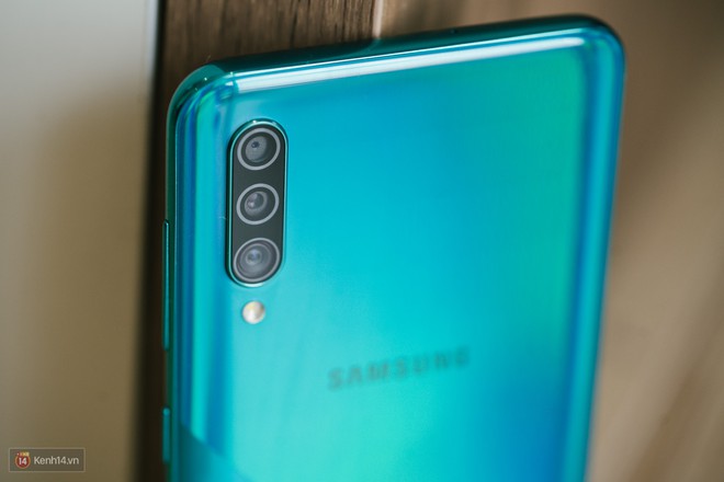 Trải nghiệm nhanh Samsung Galaxy A30s: Mặt lưng chuyển m&agrave;u, cảm biến dưới m&agrave;n h&igrave;nh, cấu h&igrave;nh đủ d&ugrave;ng - Ảnh 4.
