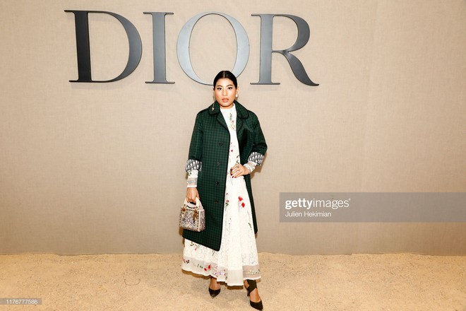 Cùng dự show Dior: “tình đầu quốc dân” Suzy chưa bao giờ khoe vòng 1 bạo liệt đến thế, gái một con Angela Baby lại kín như bưng - Ảnh 11.