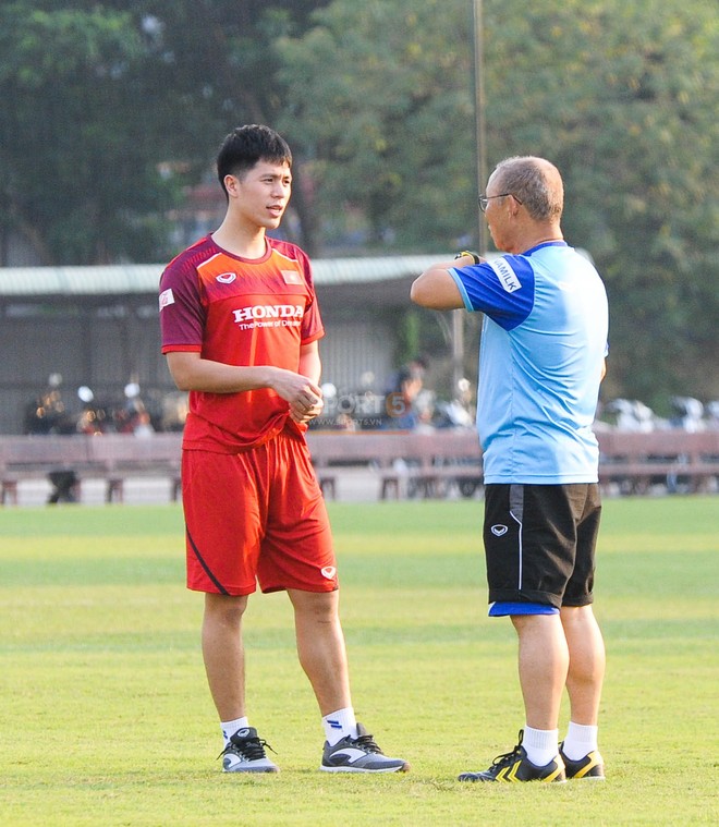 Đình Trọng và Văn Đức làm tiểu nhị giúp tuyển Việt Nam bưng nước, bê đồ - Ảnh 9.