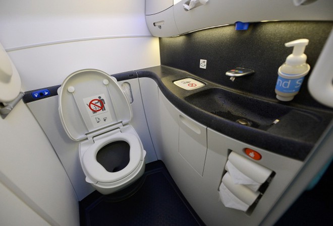 Sự thật về chiếc bồn cầu trong toilet máy bay: Hoàn toàn không có nước, muốn dội sạch thì phải dùng cách này đây! - Ảnh 1.