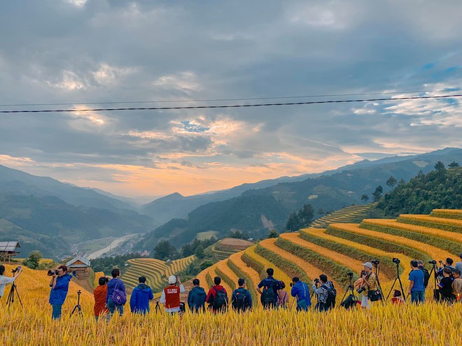 Lên Mù Cang Chải mùa lúa chín chụp bộ hình đẹp như 1 giấc mơ, nhưng nữ chính lại “nổ inbox” vì chị em hỏi... chỗ mua váy - Ảnh 11.