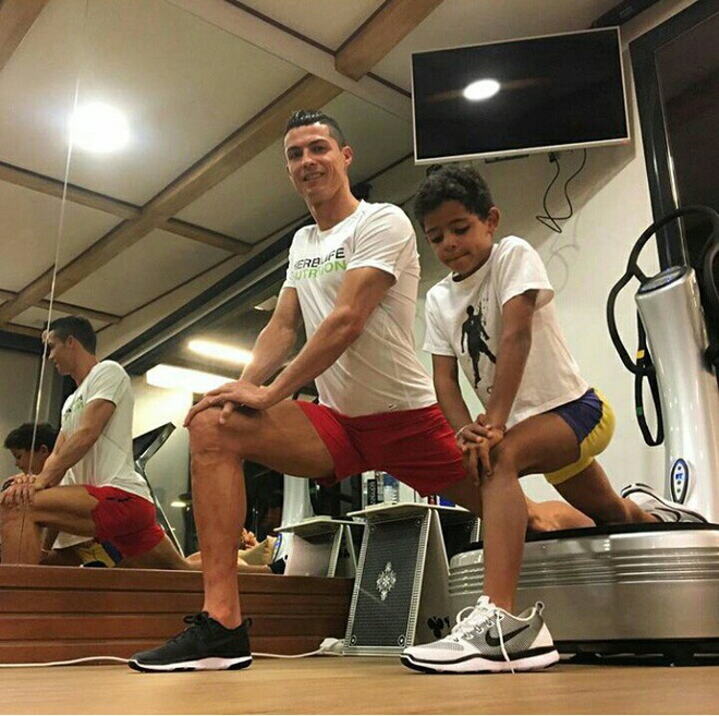 Khám phá cách dạy con của Ronaldo và Messi: Người khổ luyện con thành ngôi sao, kẻ lại cho con sống theo bản năng - Ảnh 2.