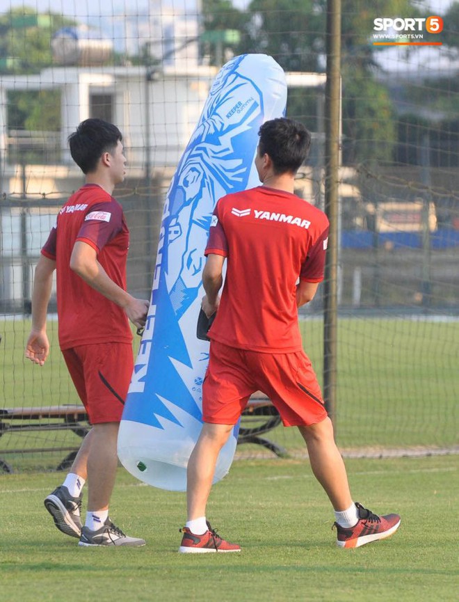 Đình Trọng và Văn Đức làm tiểu nhị giúp tuyển Việt Nam bưng nước, bê đồ - Ảnh 7.