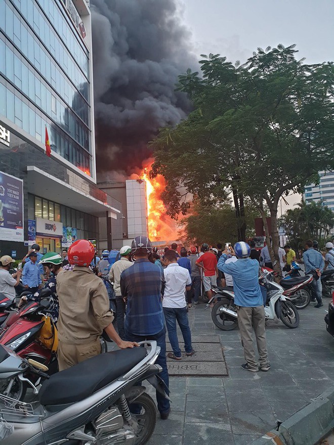 Clip: Cháy lớn cửa hàng điện máy tại Hải Phòng, hàng loạt đồ điện bị thiêu rụi - Ảnh 2.