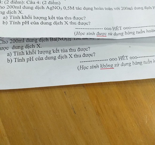 Chỉ thay đổi 1 từ rất nhỏ trong tờ đề kiểm tra, giáo viên khiến học sinh khốn đốn vì chẳng biết được dùng tài liệu hay không - Ảnh 1.