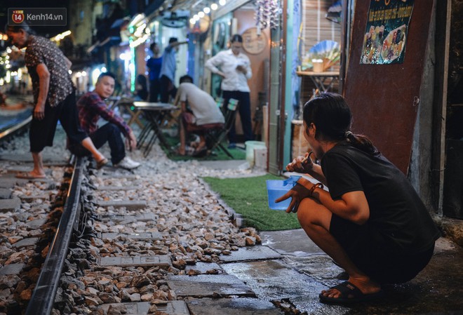 Nhà trọ ọp ẹp xóm đường tàu Hà Nội biến thành đất vàng: Dân kinh doanh bỏ 4 triệu, thuê 5m2 để bán cafe hốt bạc - Ảnh 7.