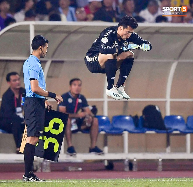 Đàn anh chấn thương, Bùi Tiến Dũng có trận bắt chính đầu tiên cho Hà Nội FC ở trận chung kết châu lục - Ảnh 5.