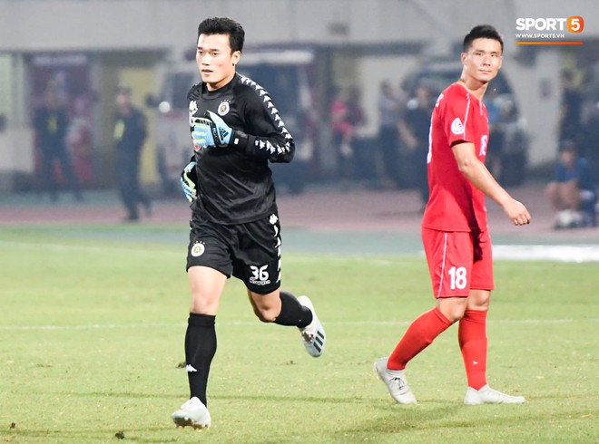 Đàn anh chấn thương, Bùi Tiến Dũng có trận bắt chính đầu tiên cho Hà Nội FC ở trận chung kết châu lục - Ảnh 6.