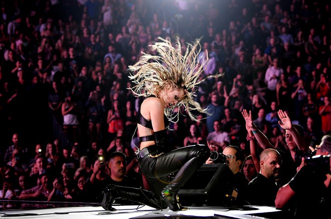 SHOCK: Miley Cyrus was almost murdered by crazy fans while performing at the iHeart Radio Festival stage - Photo 5.