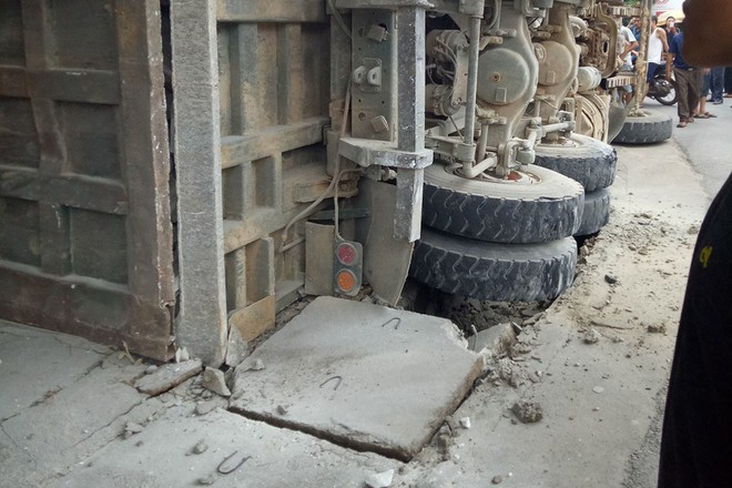 Xe tải chở đ&aacute; bị lật l&agrave;m sập nh&agrave; d&acirc;n ở Nghệ An - Ảnh 3.