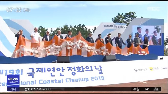 Hàn Quốc xả 6 tấn rác ra biển trong ngày Làm sạch bờ biển để người yêu môi trường có cái mà nhặt - Ảnh 2.