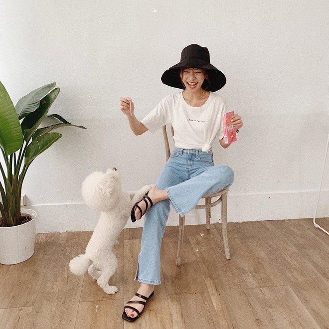 Đ&atilde; t&igrave;m ra kiểu quần jeans v&ocirc; địch về khoản hack tuổi, nhưng vẫn thanh lịch chẳng k&eacute;m quần jeans trắng - Ảnh 2.