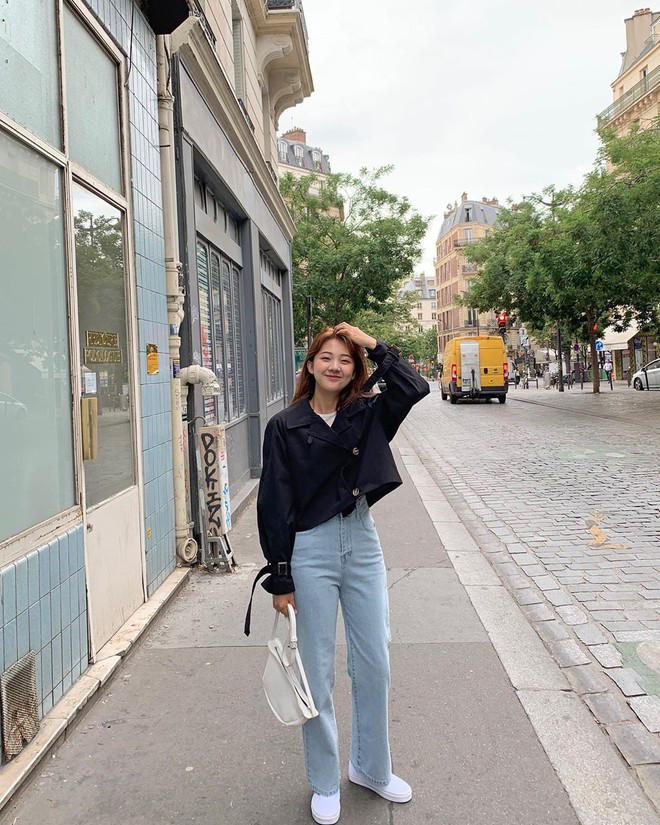 Đ&atilde; t&igrave;m ra kiểu quần jeans v&ocirc; địch về khoản hack tuổi, nhưng vẫn thanh lịch chẳng k&eacute;m quần jeans trắng - Ảnh 7.