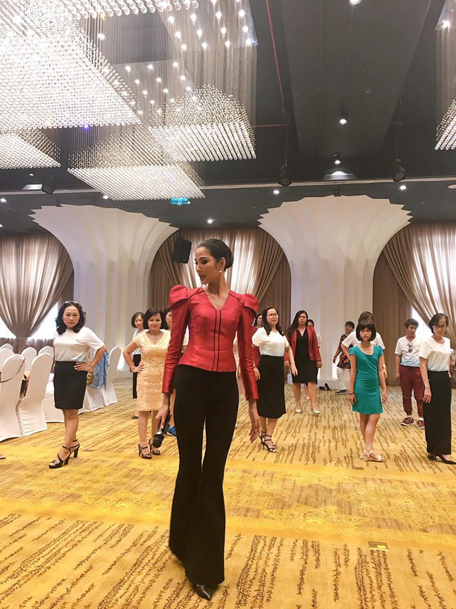 Trước thềm Miss Universe 2019, Hoàng Thùy gây xúc động mạnh với clip đặc biệt dạy catwalk cho bệnh nhân ung thư - Ảnh 3.